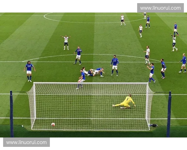 8人制足球比赛战术分析与应用：提高团队配合与攻防平衡的关键策略