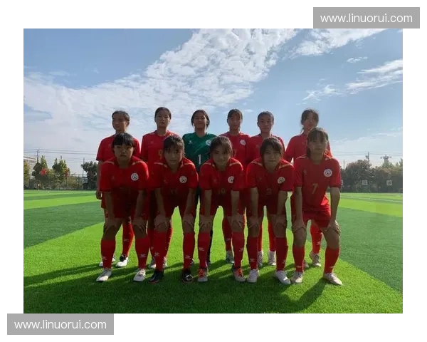 学校足球赛冠军荣耀诞生 展现青春拼搏精神与团队协作风采